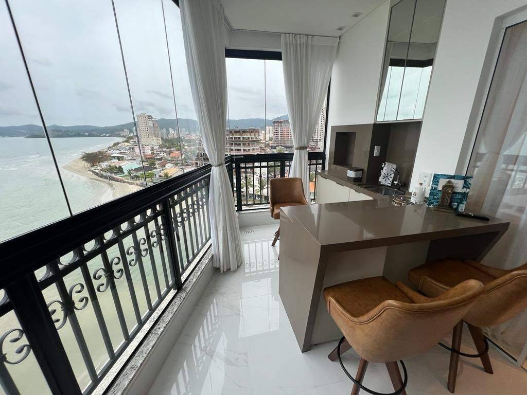 Foto do imóvel Apartamento no La Rivière com 3 suítes e 140m² frente mar – Meia Praia, Itapema