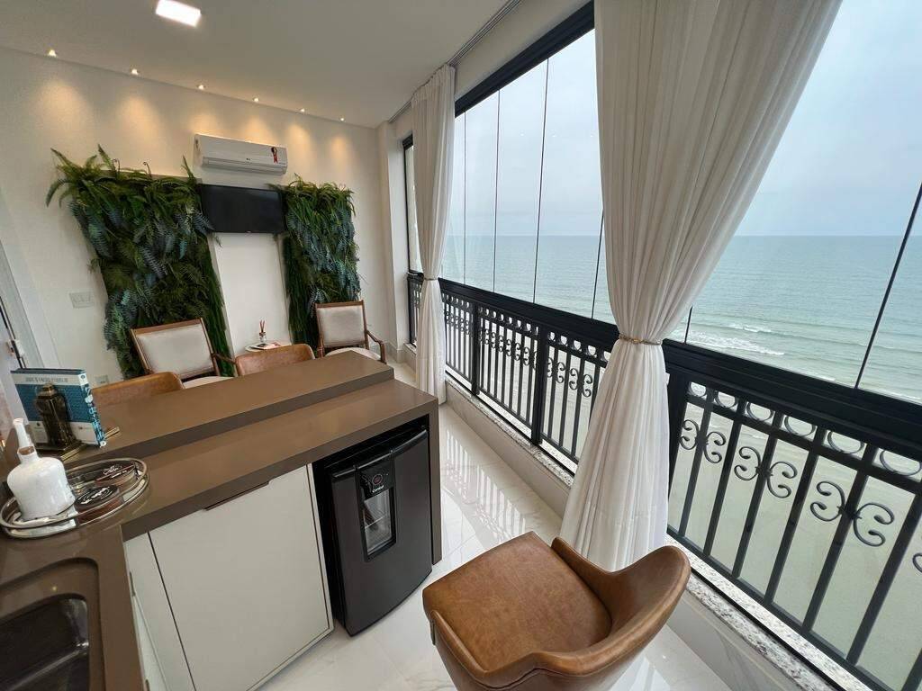 Foto do imóvel Apartamento no La Rivière com 3 suítes e 140m² frente mar – Meia Praia, Itapema
