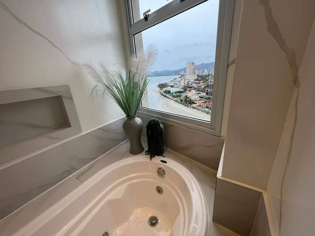 Foto do imóvel Apartamento no La Rivière com 3 suítes e 140m² frente mar – Meia Praia, Itapema
