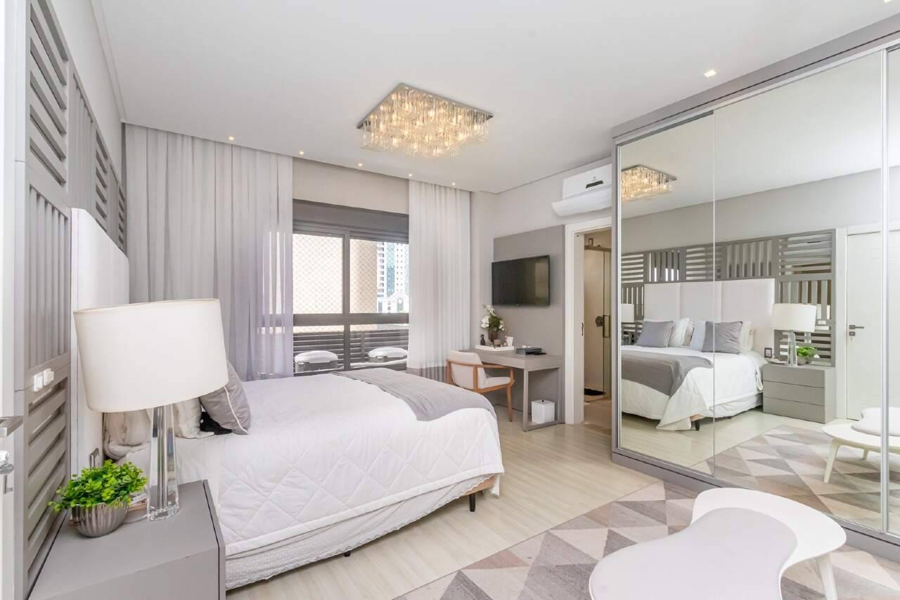 Foto do imóvel Apartamento 4 suites Quadra Mar Mobiliado a venda no Edifício Milano em Meia Praia.