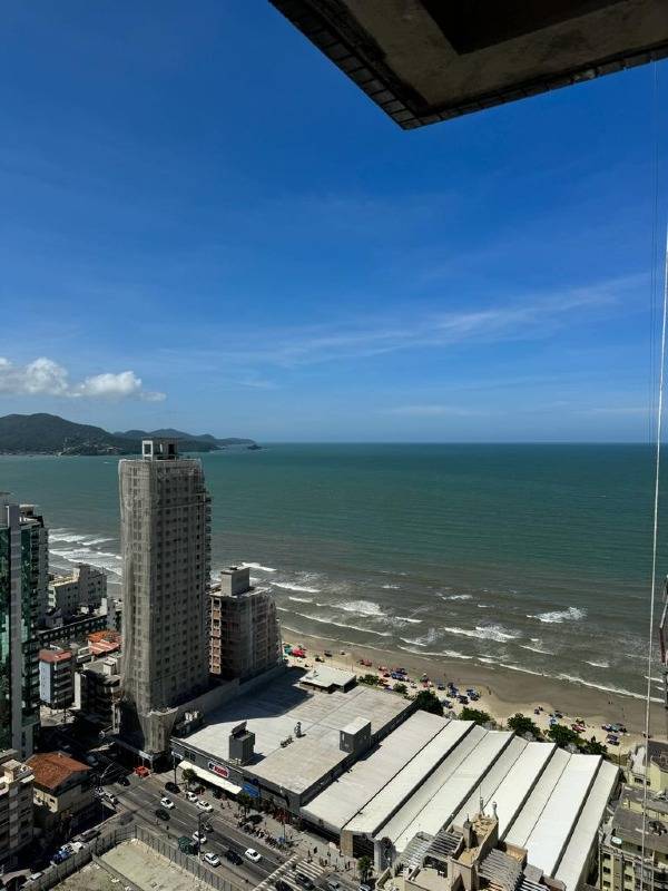 Apartamento com 4 suítes no Diamond Tower na Meia Praia em Itapema