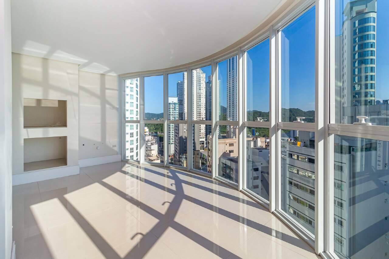 Apartamento com 3 Suítes no Edifício Lê Majestic no Centro de Balneário Camboriú