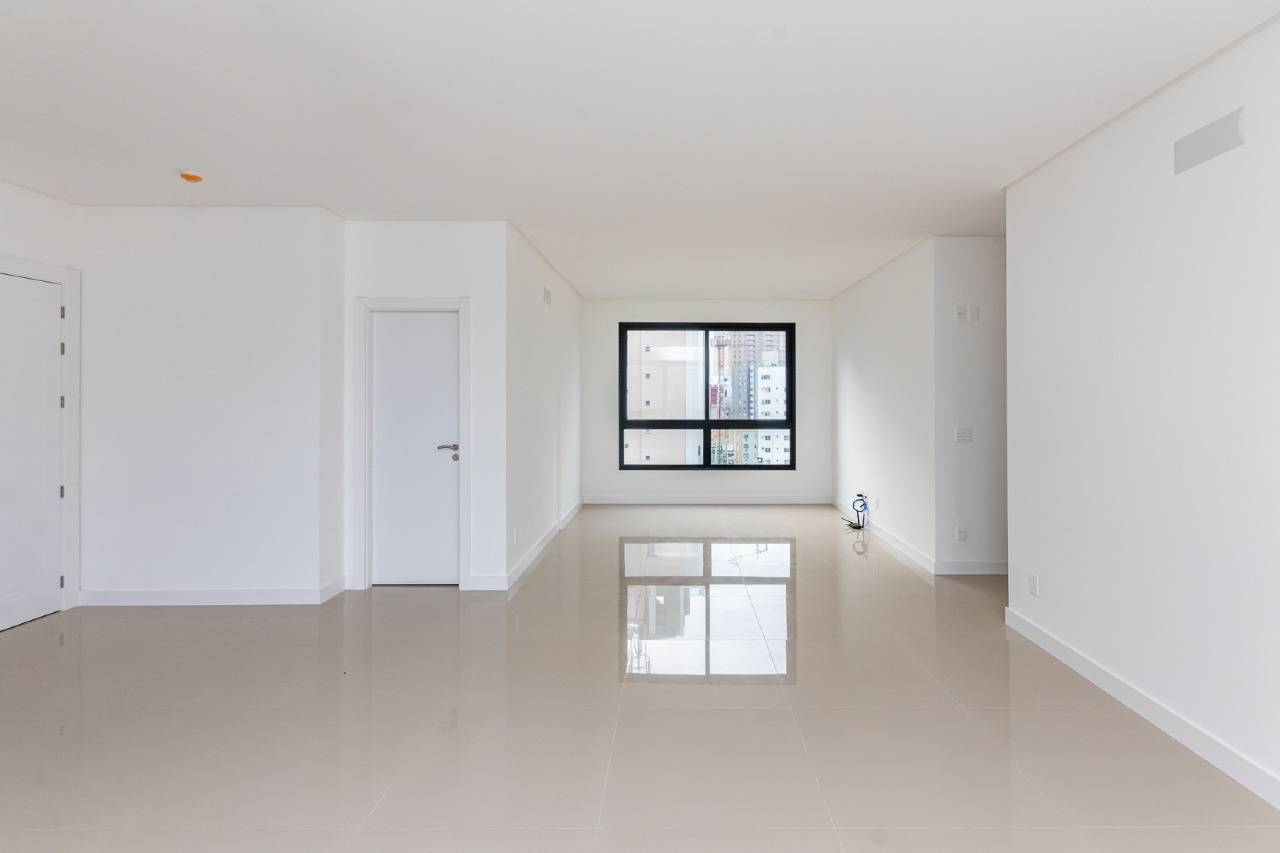 Foto do imóvel Apartamento com 03 suítes á venda no Edifício Porto Rotterdam em Balneário Camboriú