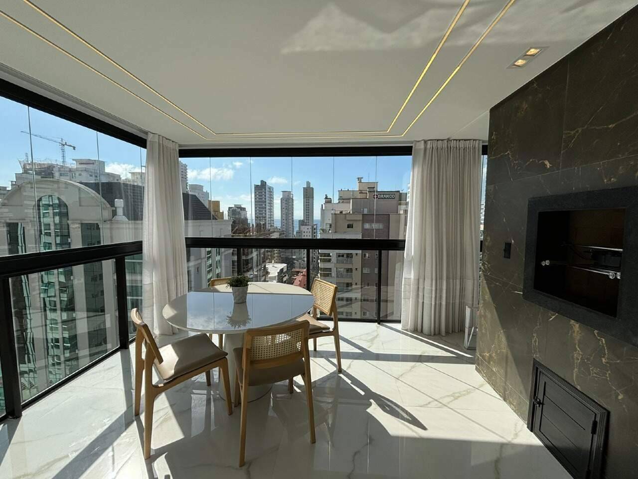 Apartamento com 4 suítes com vista mar no Sunsky Tower na Meia Praia em Itapema