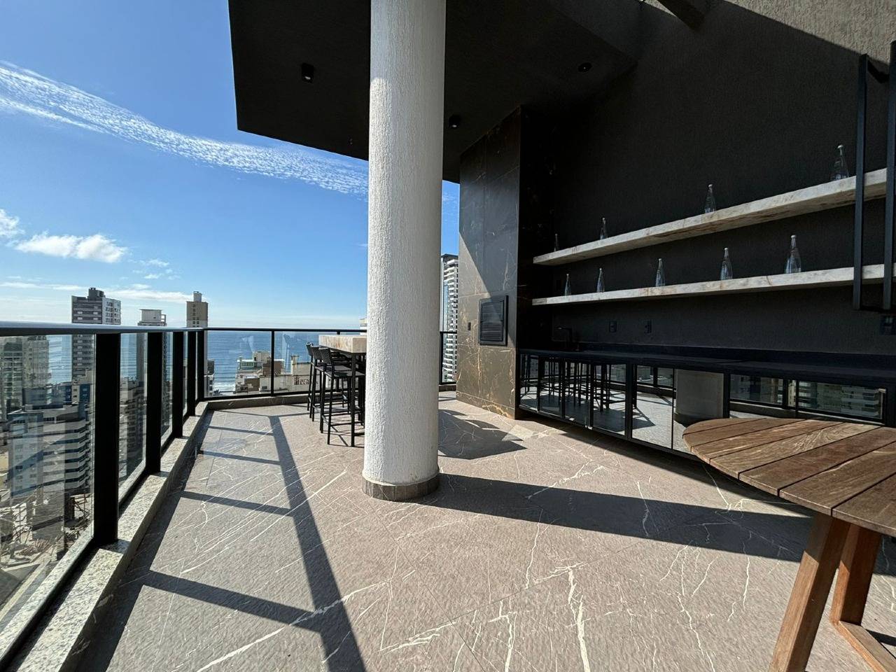 Foto do imóvel Apartamento a venda no Edificio Sunsky Tower com 04 quartos sendo 04 suites em Itapema Meia Praia