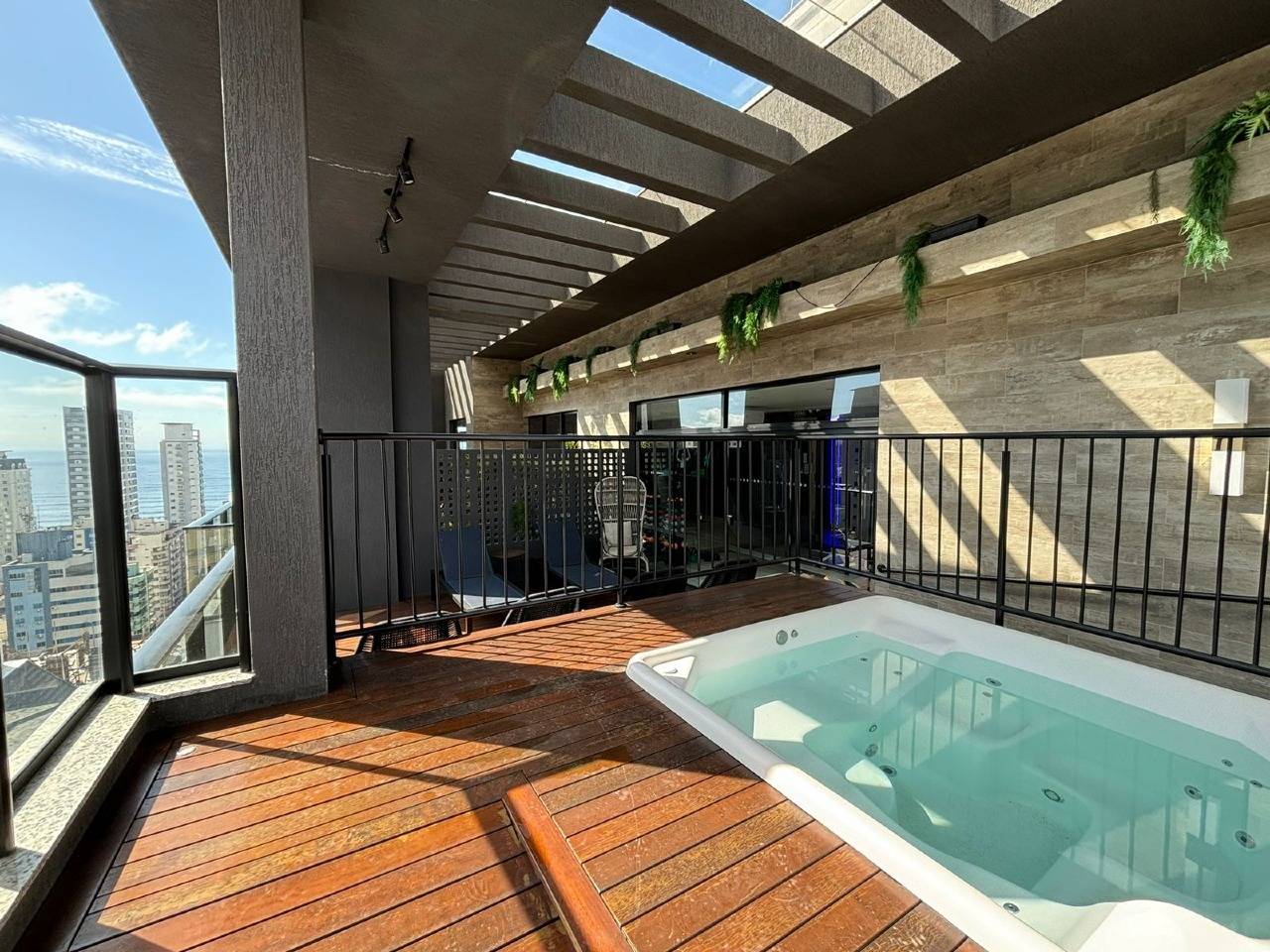 Foto do imóvel Apartamento a venda no Edificio Sunsky Tower com 04 quartos sendo 04 suites em Itapema Meia Praia