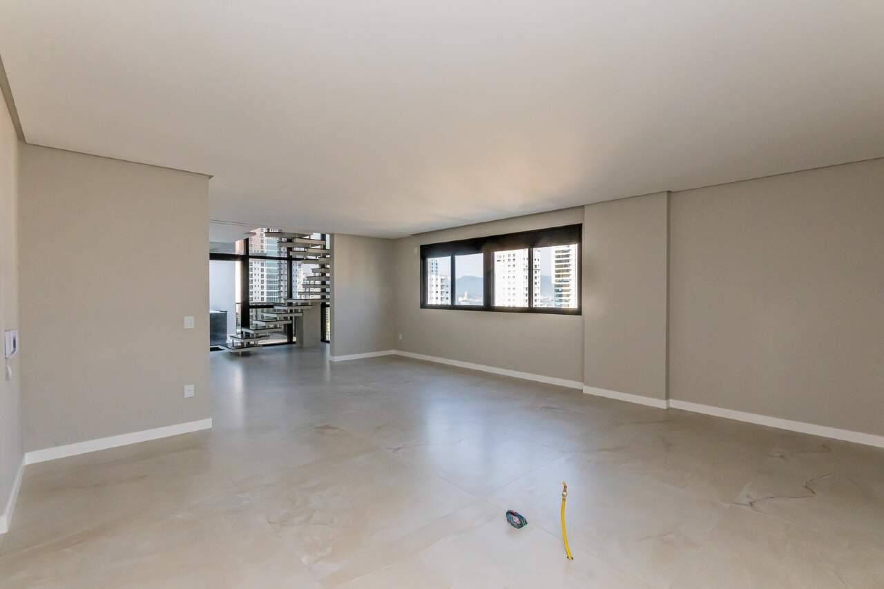 Foto do imóvel Cobertura Duplex Mobiliado com 03 suítes á venda no Edifício Bonne Vie em Balneário Camboriú