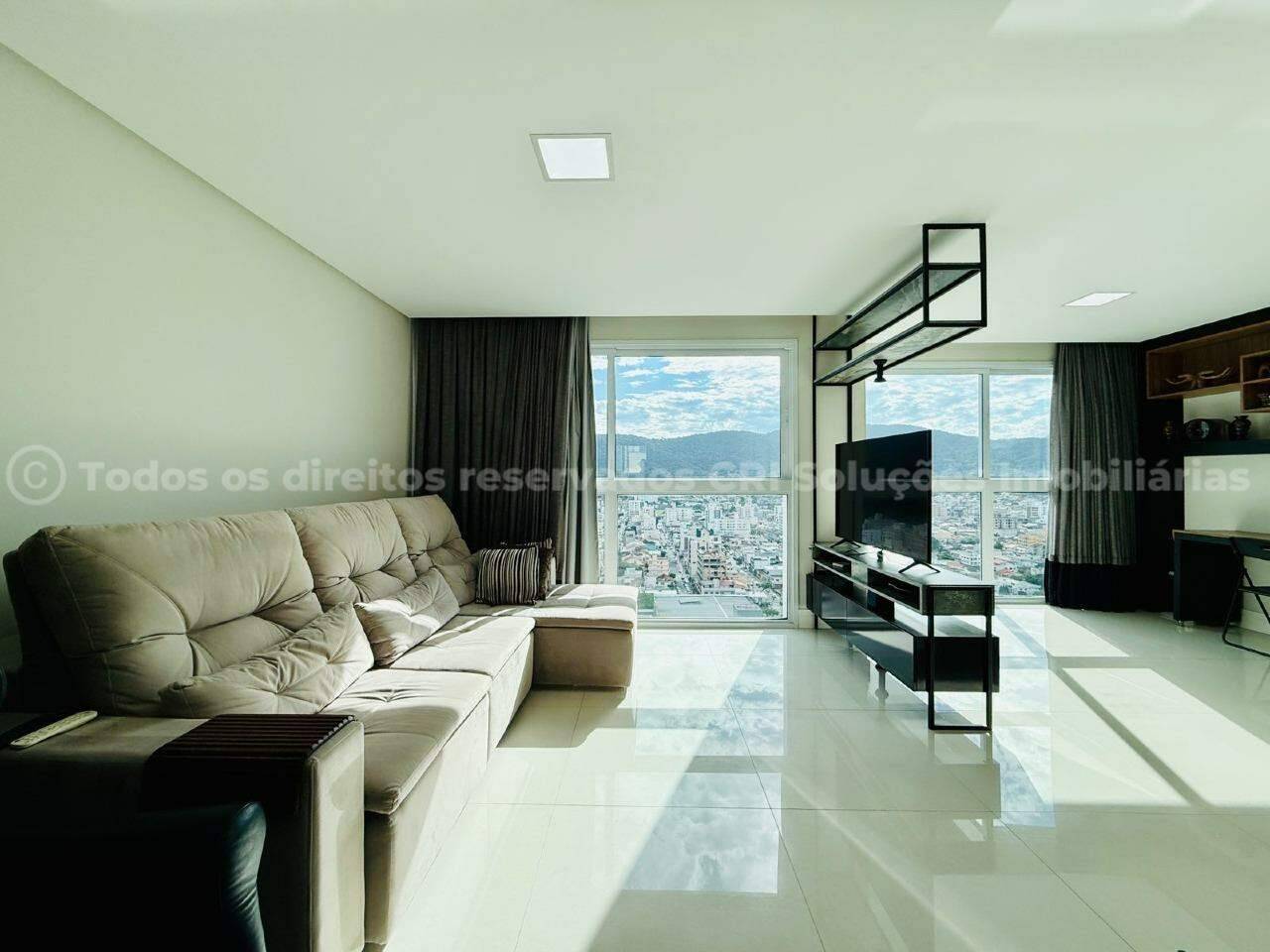 Foto do imóvel Apartamento alto-padrão à venda com 4 quartos sendo 2 suítes e 2 vagas de garagem a 500m do mar no Falcon Tower da FG no centro de Balneário Camboriú