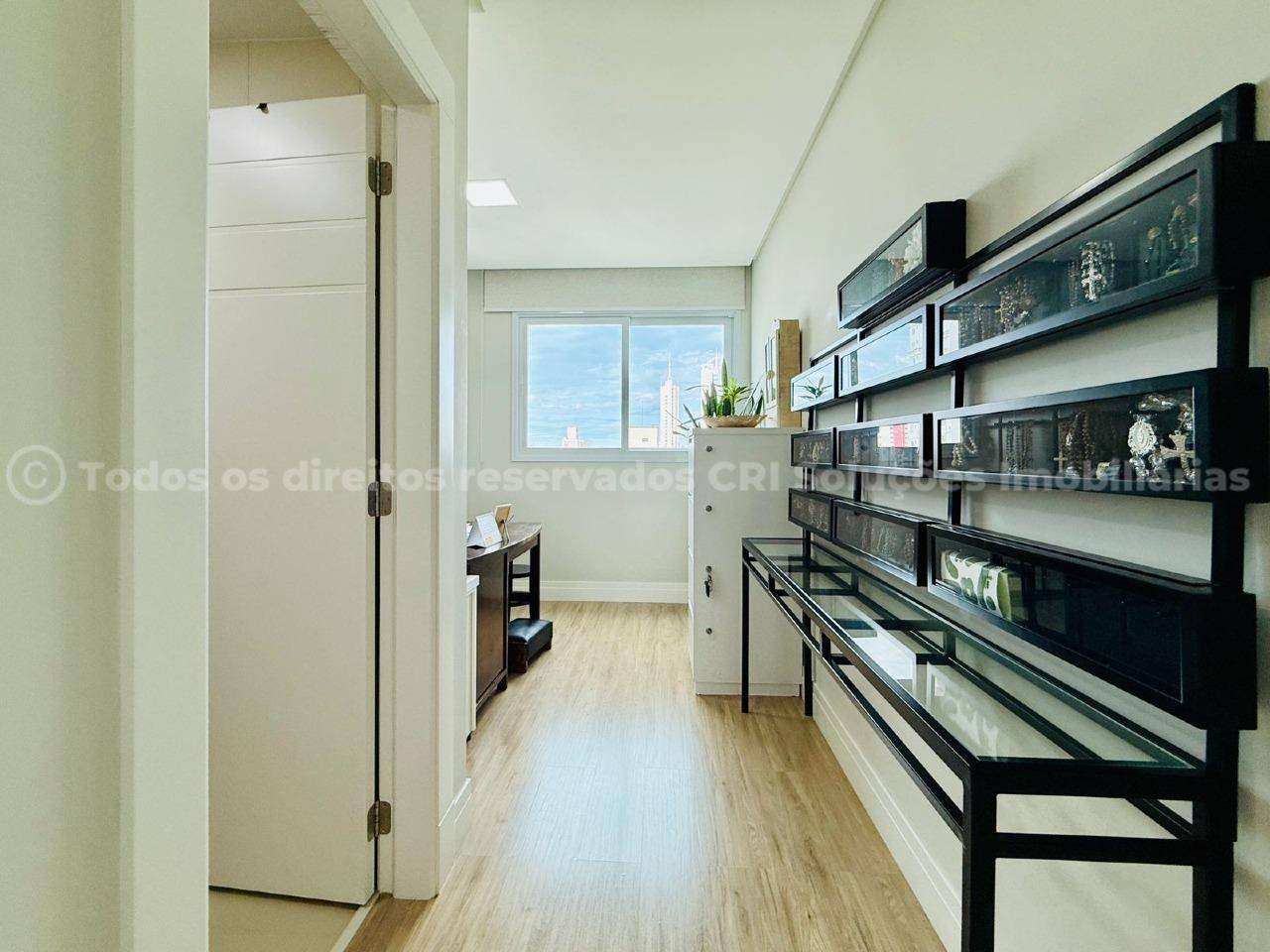 Foto do imóvel Apartamento alto-padrão à venda com 4 quartos sendo 2 suítes e 2 vagas de garagem a 500m do mar no Falcon Tower da FG no centro de Balneário Camboriú