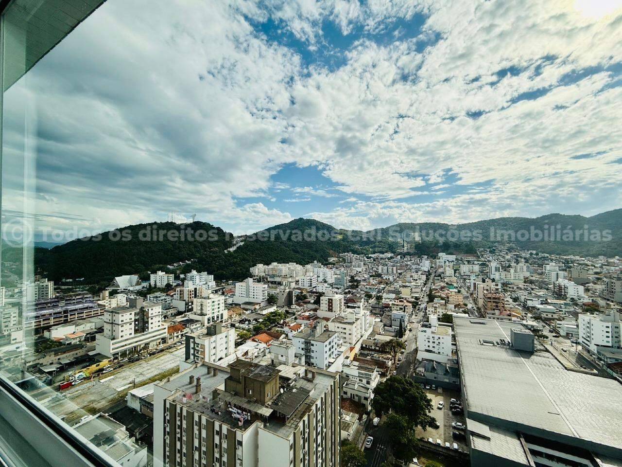 Foto do imóvel Apartamento alto-padrão à venda com 4 quartos sendo 2 suítes e 2 vagas de garagem a 500m do mar no Falcon Tower da FG no centro de Balneário Camboriú
