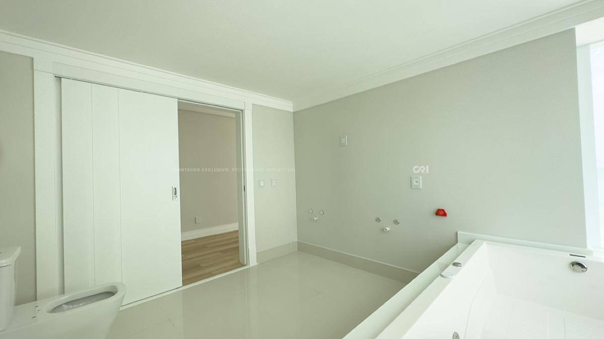 Apartamento com 4 suítes no edifício One Tower na Barra Sul, Balneário Camboriú