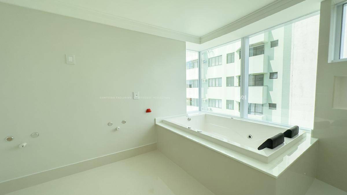Apartamento com 4 suítes no edifício One Tower na Barra Sul, Balneário Camboriú