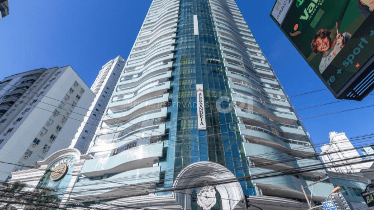 Apartamento mobiliado com 3 suítes no Edifício Alexandria no Centro em Balneário Camboriú