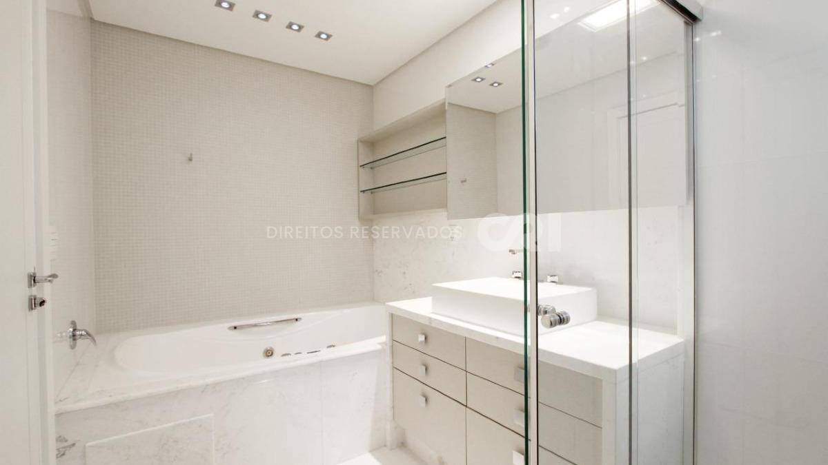 Apartamento mobiliado com 3 suítes no Edifício Alexandria no Centro em Balneário Camboriú