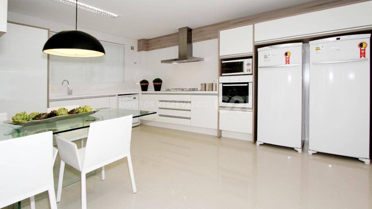 Apartamento mobiliado com 3 suítes no Edifício Alexandria no Centro em Balneário Camboriú