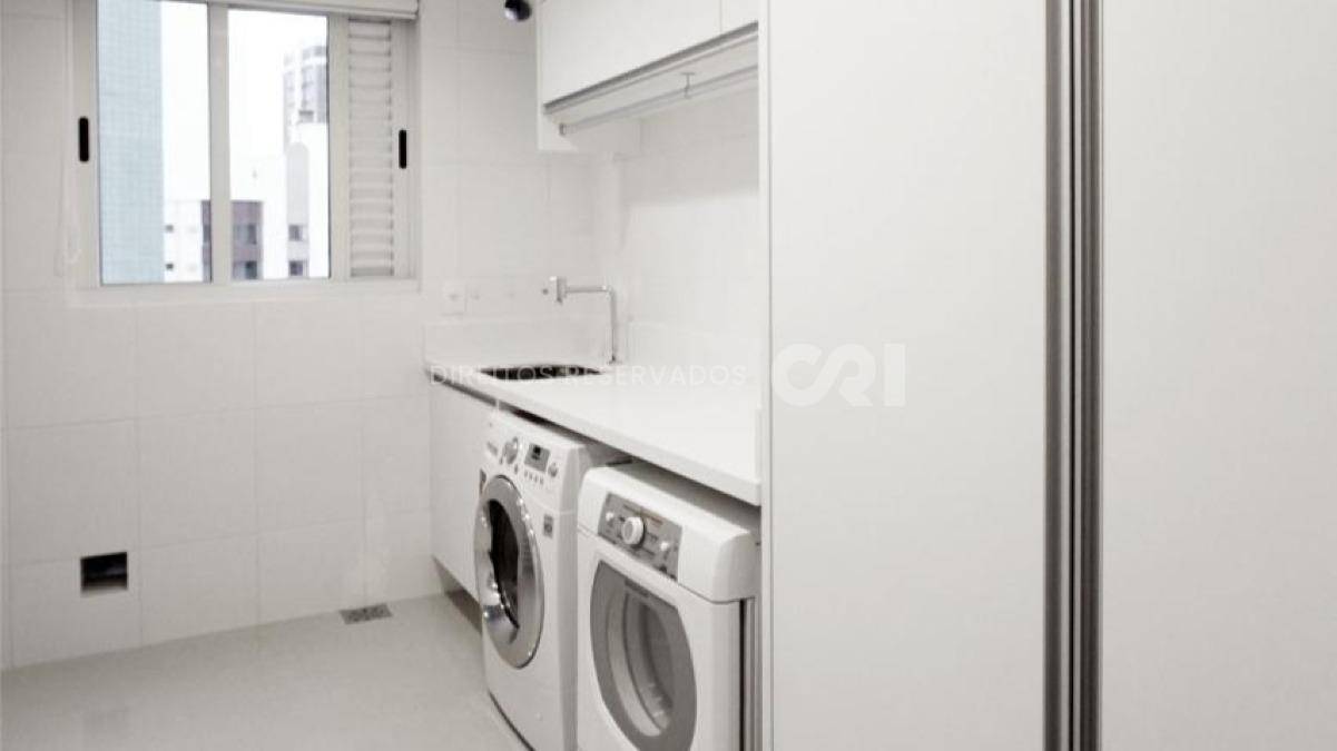 Apartamento mobiliado com 3 suítes no Edifício Alexandria no Centro em Balneário Camboriú