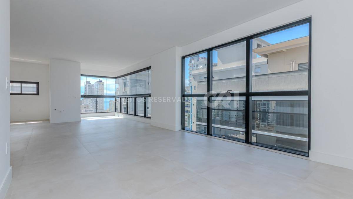 Apartamento com 3 suítes no edifício Fiori Del Mare na Meia Praia em Itapema