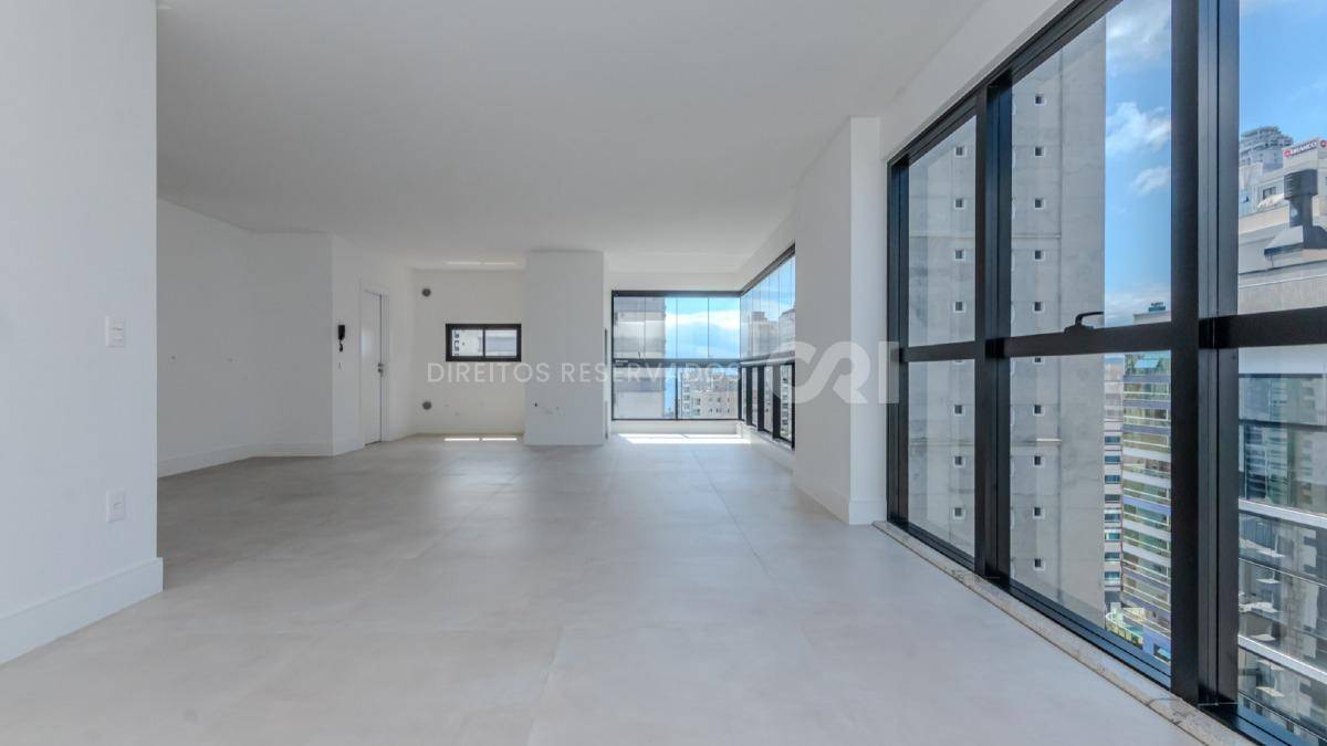 Apartamento com 3 suítes no edifício Fiori Del Mare na Meia Praia em Itapema