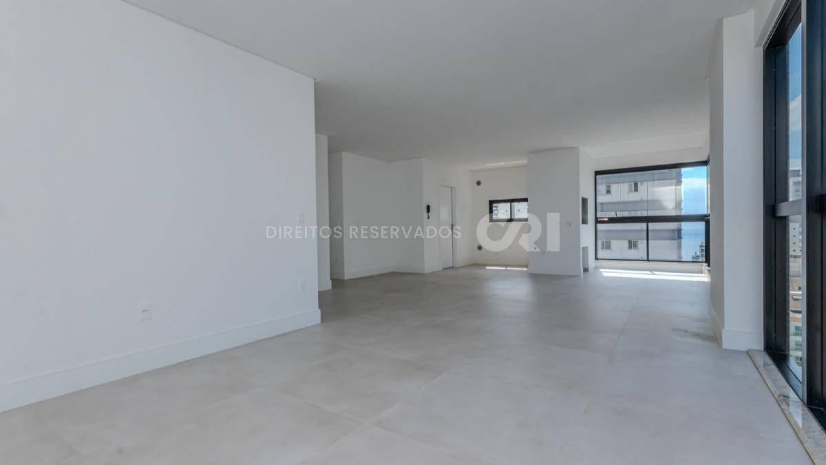 Apartamento com 3 suítes no edifício Fiori Del Mare na Meia Praia em Itapema