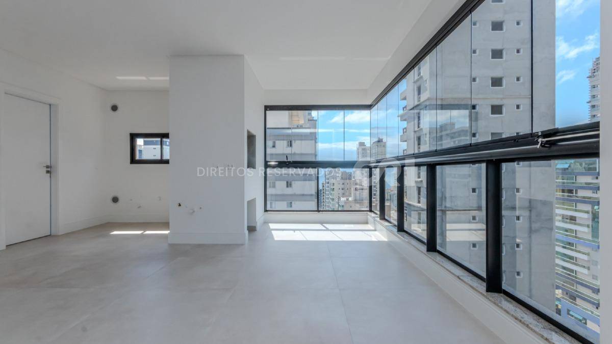 Apartamento com 3 suítes no edifício Fiori Del Mare na Meia Praia em Itapema