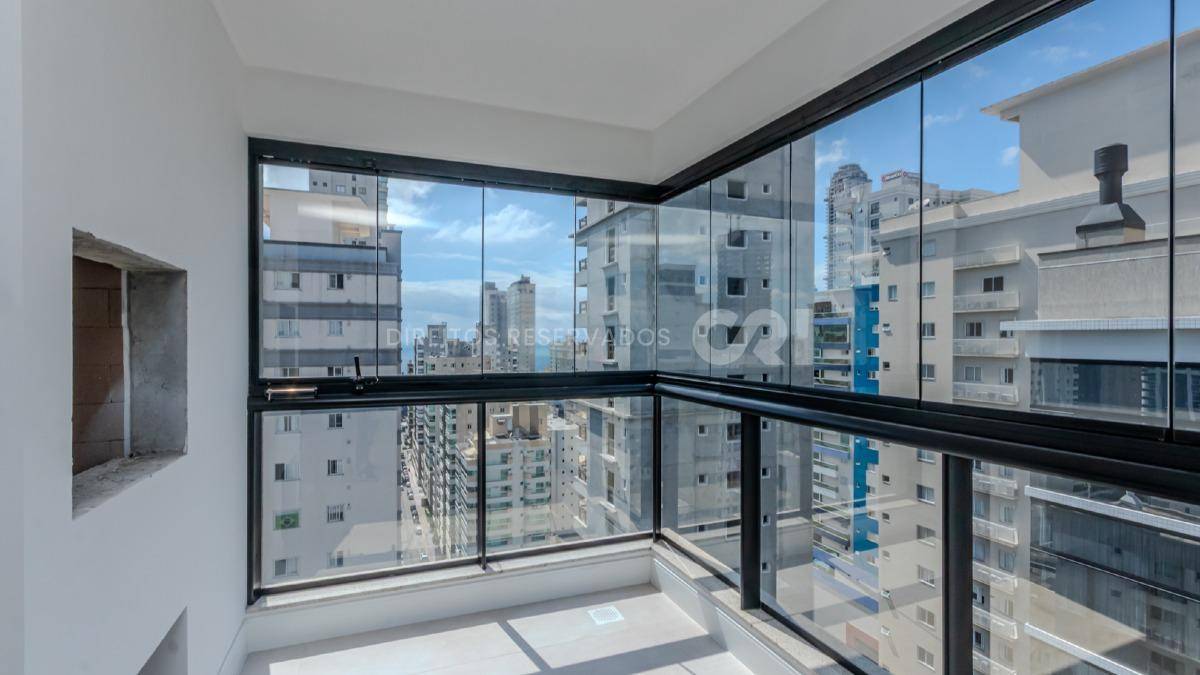 Apartamento com 3 suítes no edifício Fiori Del Mare na Meia Praia em Itapema