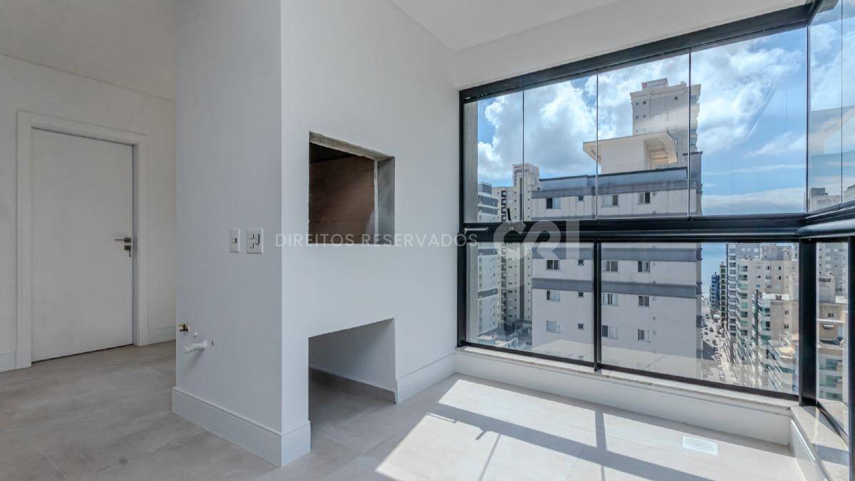 Apartamento com 3 suítes no edifício Fiori Del Mare na Meia Praia em Itapema
