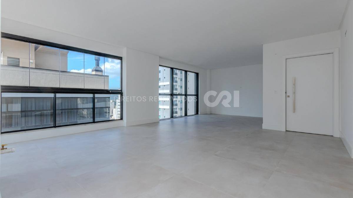Apartamento com 3 suítes no edifício Fiori Del Mare na Meia Praia em Itapema