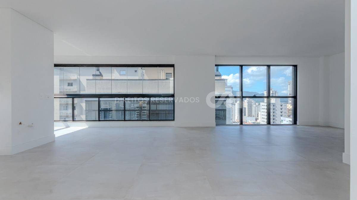 Apartamento com 3 suítes no edifício Fiori Del Mare na Meia Praia em Itapema