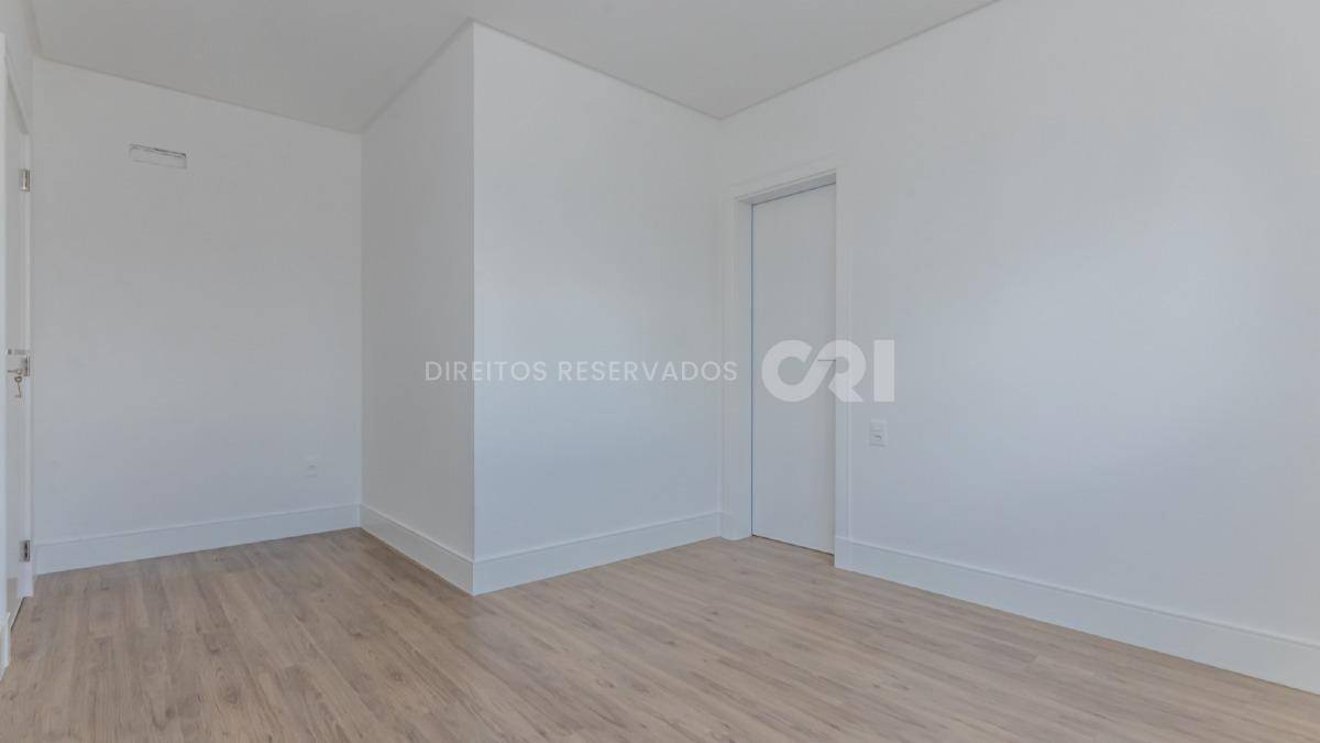 Apartamento com 3 suítes no edifício Fiori Del Mare na Meia Praia em Itapema