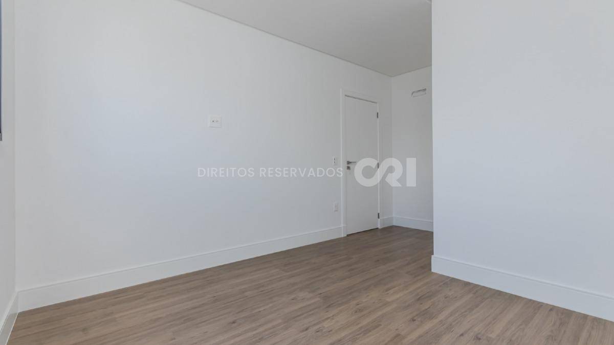 Apartamento com 3 suítes no edifício Fiori Del Mare na Meia Praia em Itapema