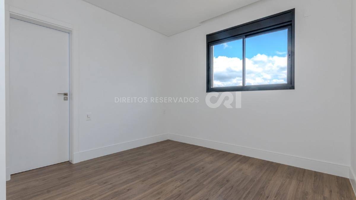 Apartamento com 3 suítes no edifício Fiori Del Mare na Meia Praia em Itapema