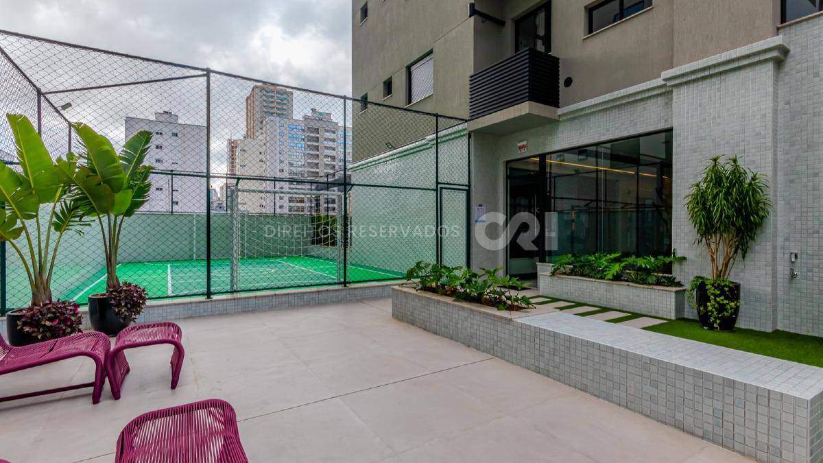 Apartamento com 3 suítes no edifício Fiori Del Mare na Meia Praia em Itapema