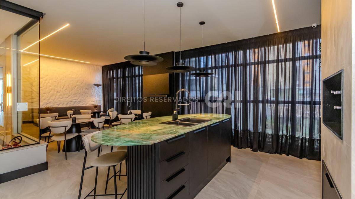 Apartamento com 3 suítes no edifício Fiori Del Mare na Meia Praia em Itapema