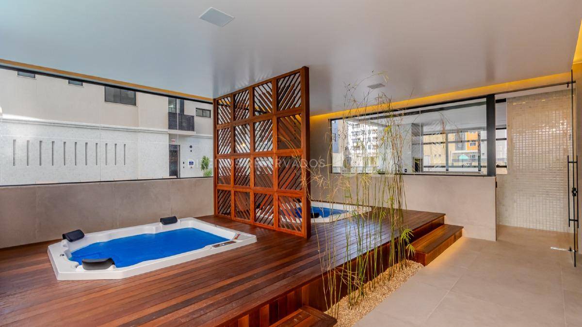 Apartamento com 3 suítes no edifício Fiori Del Mare na Meia Praia em Itapema