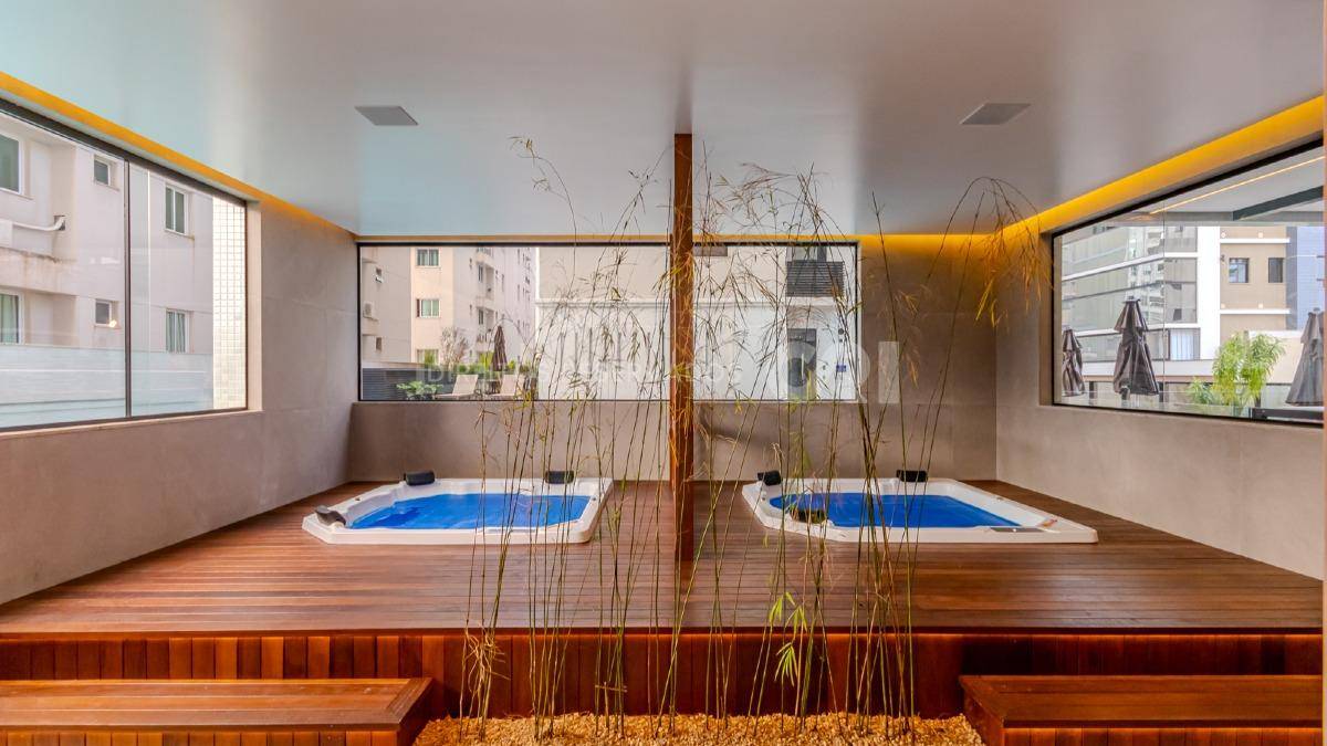 Apartamento com 3 suítes no edifício Fiori Del Mare na Meia Praia em Itapema