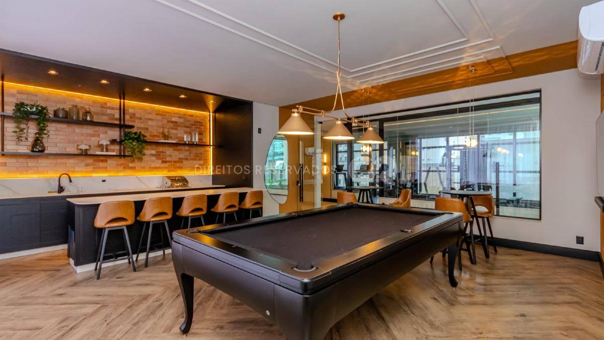 Apartamento com 3 suítes no edifício Fiori Del Mare na Meia Praia em Itapema