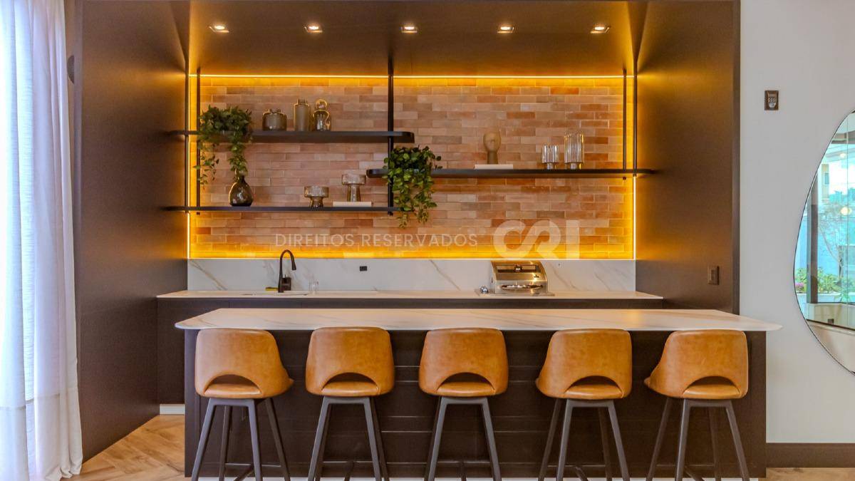 Apartamento com 3 suítes no edifício Fiori Del Mare na Meia Praia em Itapema