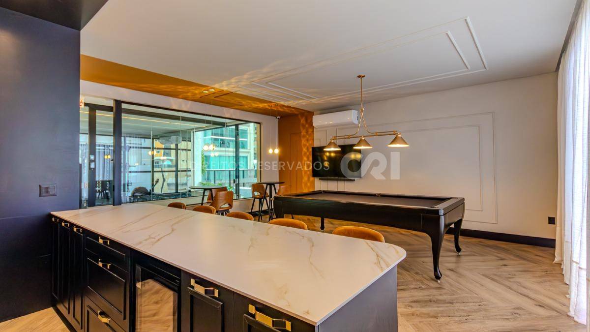 Apartamento com 3 suítes no edifício Fiori Del Mare na Meia Praia em Itapema