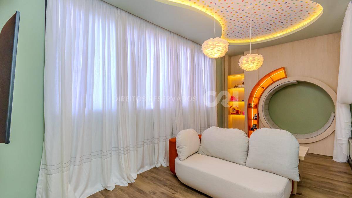 Apartamento com 3 suítes no edifício Fiori Del Mare na Meia Praia em Itapema
