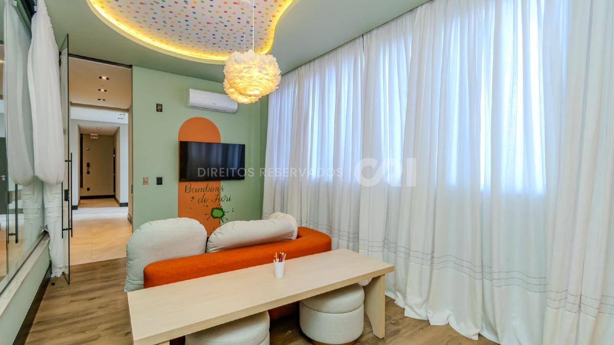 Apartamento com 3 suítes no edifício Fiori Del Mare na Meia Praia em Itapema
