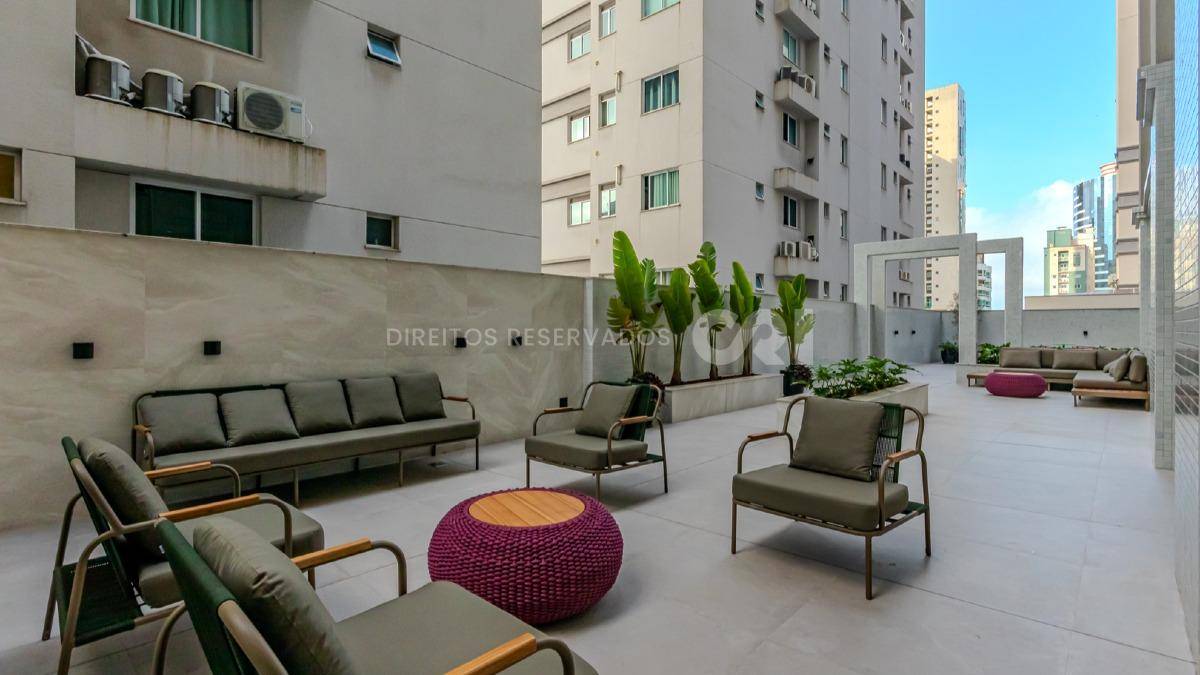 Apartamento com 3 suítes no edifício Fiori Del Mare na Meia Praia em Itapema