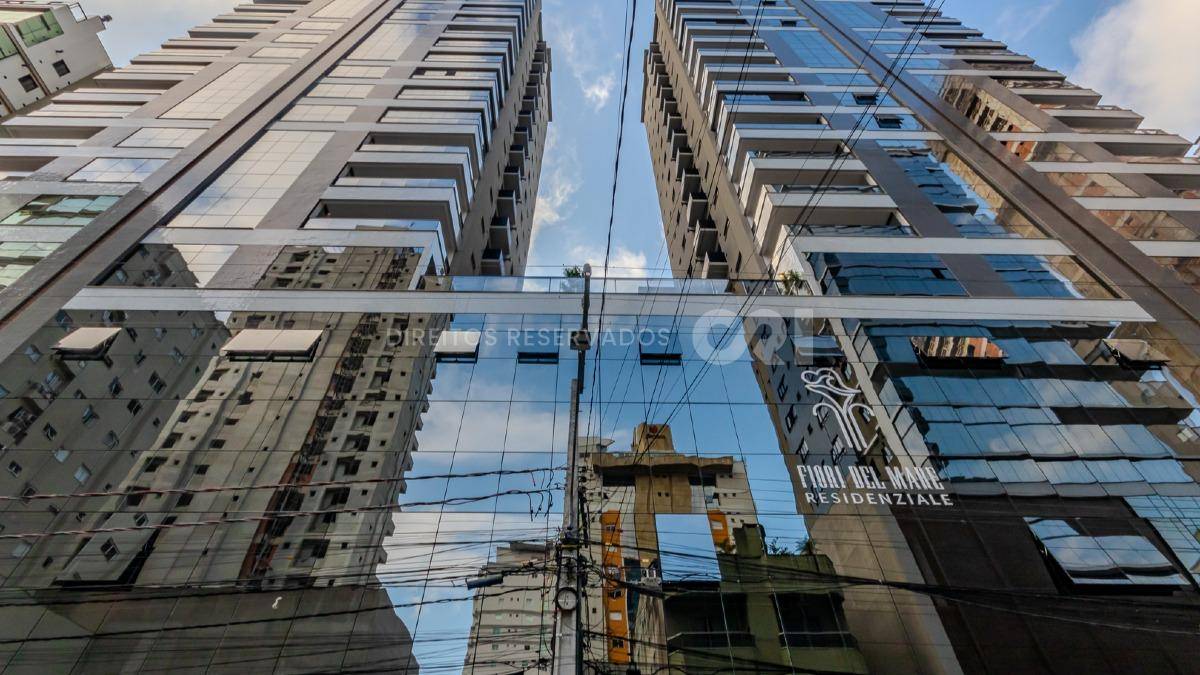 Apartamento com 3 suítes no edifício Fiori Del Mare na Meia Praia em Itapema