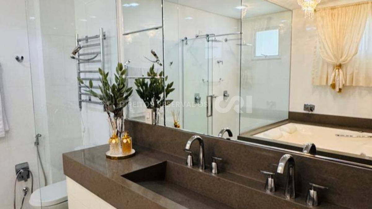 Apartamento no Edifício Atlantic Paradise Towers com 04 Suítes na Meia Praia em Itapema