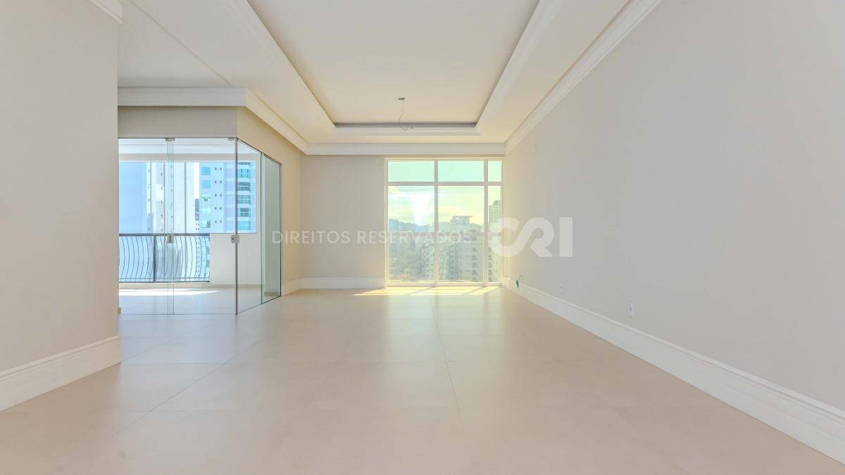Apartamento com 4 suítes no Magnifique Imperiale na Meia Praia em Itapema