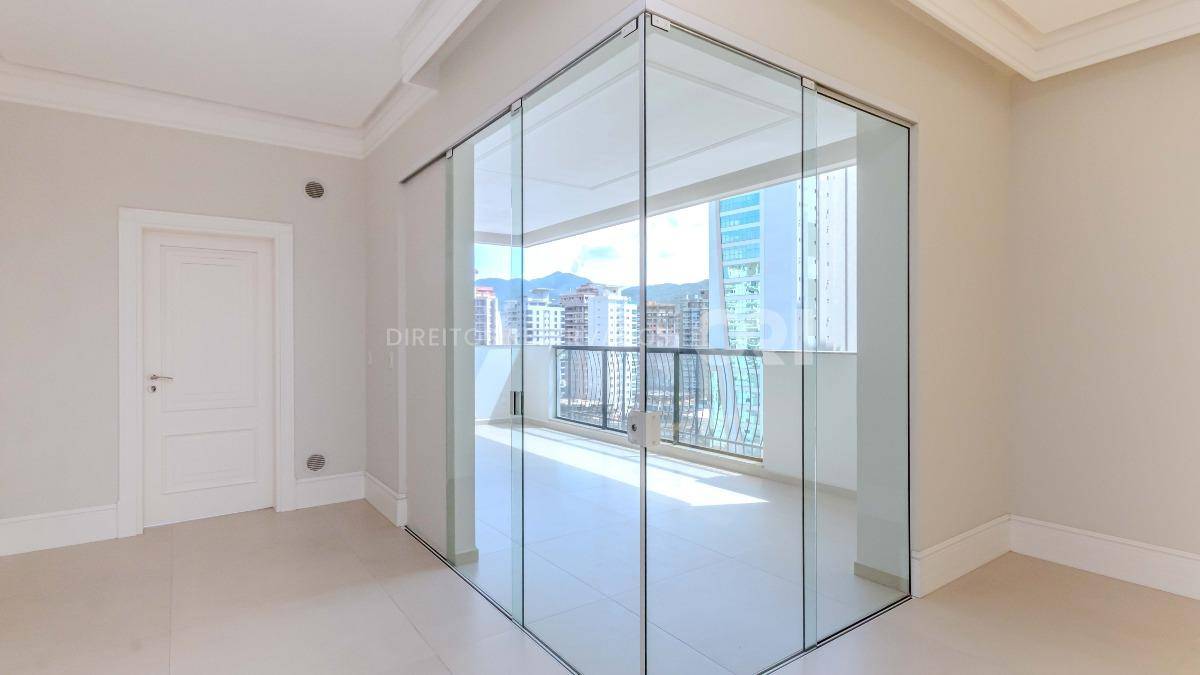 Apartamento com 4 suítes no Magnifique Imperiale na Meia Praia em Itapema