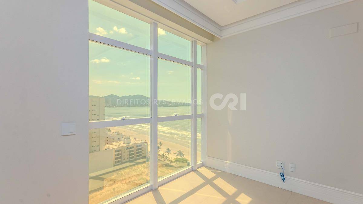 Apartamento com 4 suítes no Magnifique Imperiale na Meia Praia em Itapema