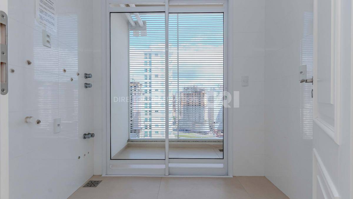 Apartamento com 4 suítes no Magnifique Imperiale na Meia Praia em Itapema