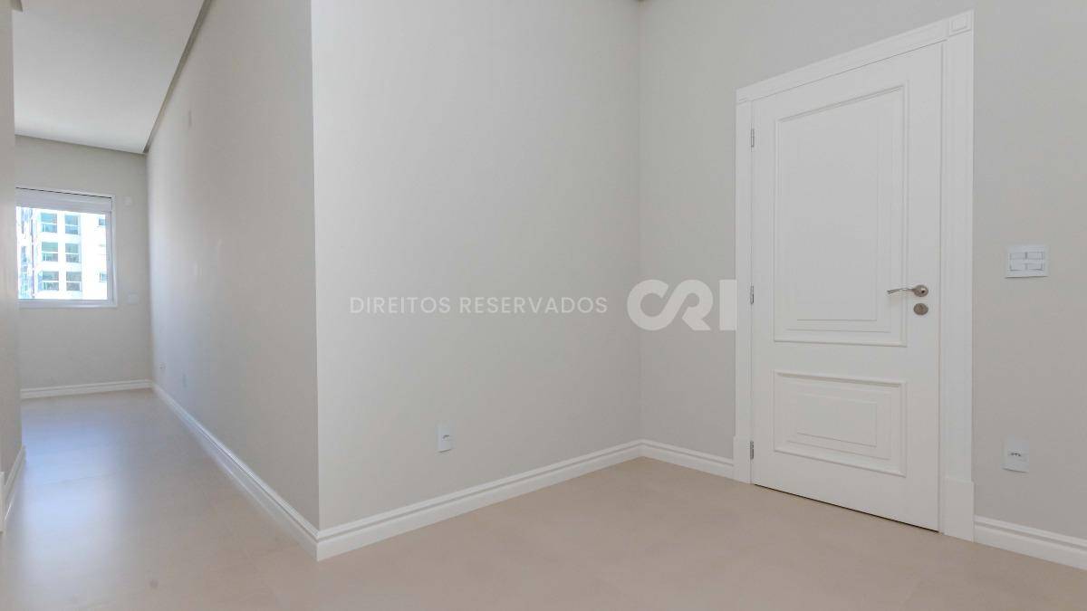 Apartamento com 4 suítes no Magnifique Imperiale na Meia Praia em Itapema