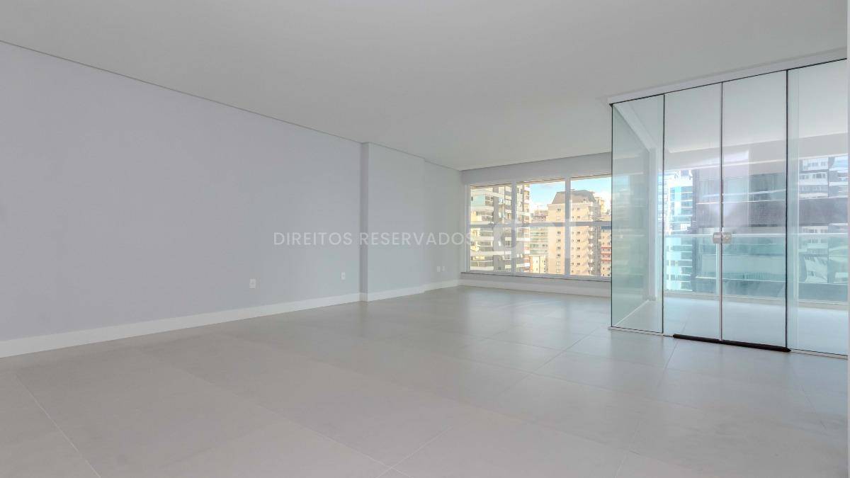 Apartamento com 3 suítes no Residencial El Elyon na Meia Praia em Itapema