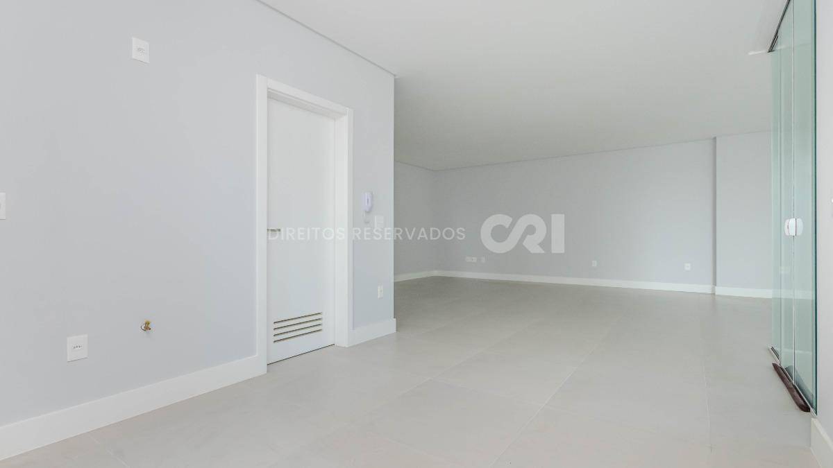 Apartamento com 3 suítes no Residencial El Elyon na Meia Praia em Itapema